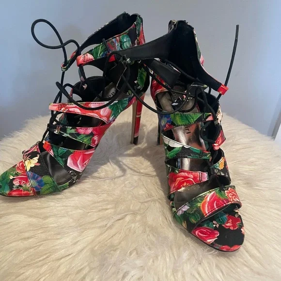 Never Worn/NWOT: Madden Girl “Raceyyy” Strappy Floral Sandals, Size 7 - Picture 2 of 7